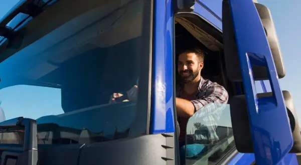 Ile zarabia kierowca tira w Holandii? Sprawdź, co wpływa na pensję