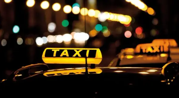 Ile kosztuje taxi w Niemczech? Ceny i ukryte opłaty, które musisz znać