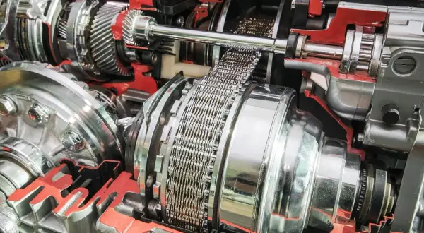 Przekładnia bezstopniowa (CVT) z widocznym łańcuchem i elementami mechanicznymi.