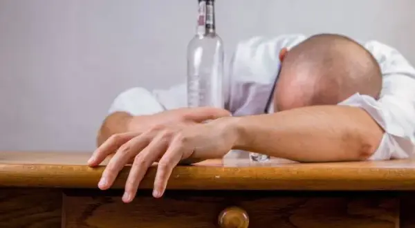 Jak sprawdzić poziom alkoholu bez alkomatu i uniknąć niebezpieczeństwa