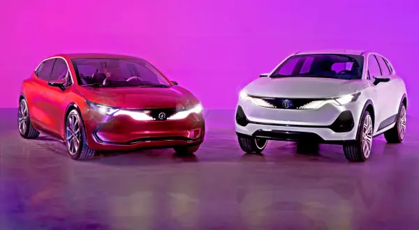 Dwa samochody Izera: czerwony sedan i biały SUV, prezentują nowoczesny design na tle fioletowego tła.
