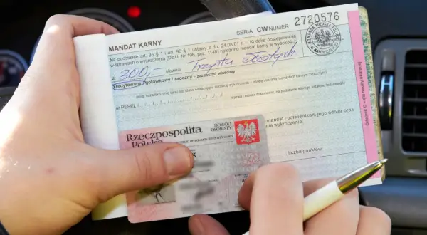 Otrzymujesz mandat karny na 300 zł za wykroczenie. Wypełniasz dokument, pokazując dowód osobisty.