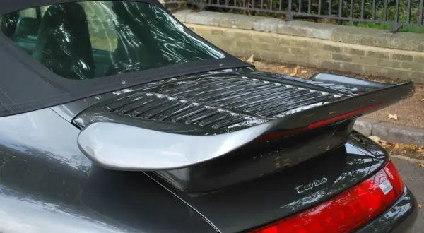 Tylny spojler Porsche Turbo z charakterystycznymi wlotami powietrza i chromowanym napisem "Turbo".