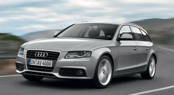Srebrne Audi A4 B8 Avant w ruchu. Poznaj typowe usterki tego modelu, aby uniknąć niespodzianek.