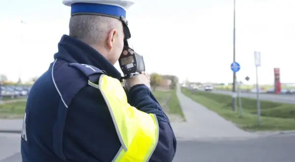 Policjant mierzy prędkość, by zapobiec zbijaniu punktów karnych.