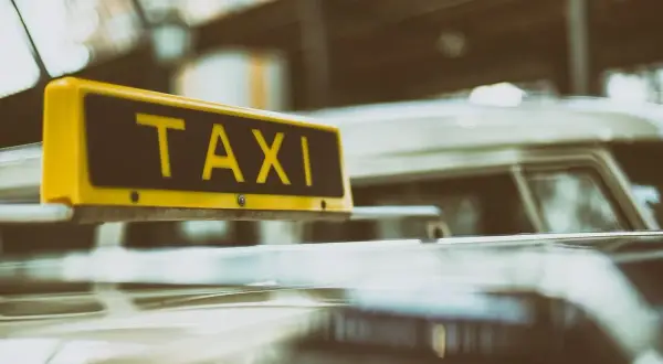 Ile kosztuje taxi w Krakowie? Sprawdź ceny i oszczędź na przejazdach