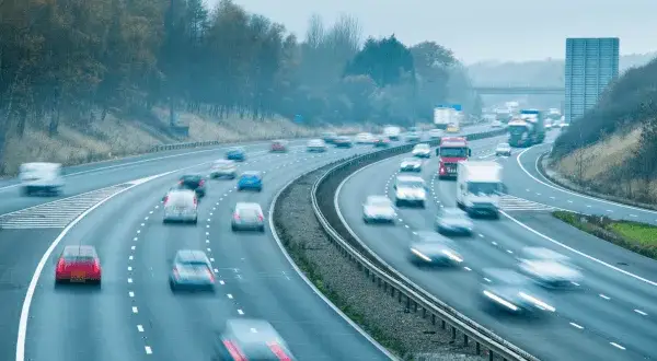 Czy można wyprzedzać prawym pasem na autostradzie? Oto prawda!