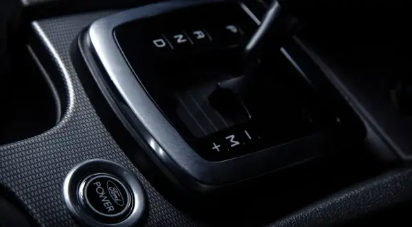 Biegi w samochodzie, dźwignia zmiany biegów z oznaczeniami D, N, R, P i przycisk start/stop Ford Power.