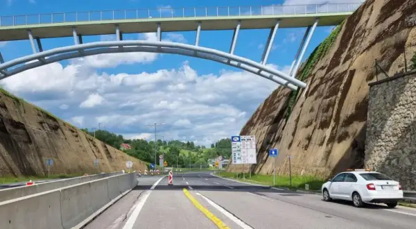 Ile mogę jechać na autostradzie? Poznaj kluczowe przepisy i limity