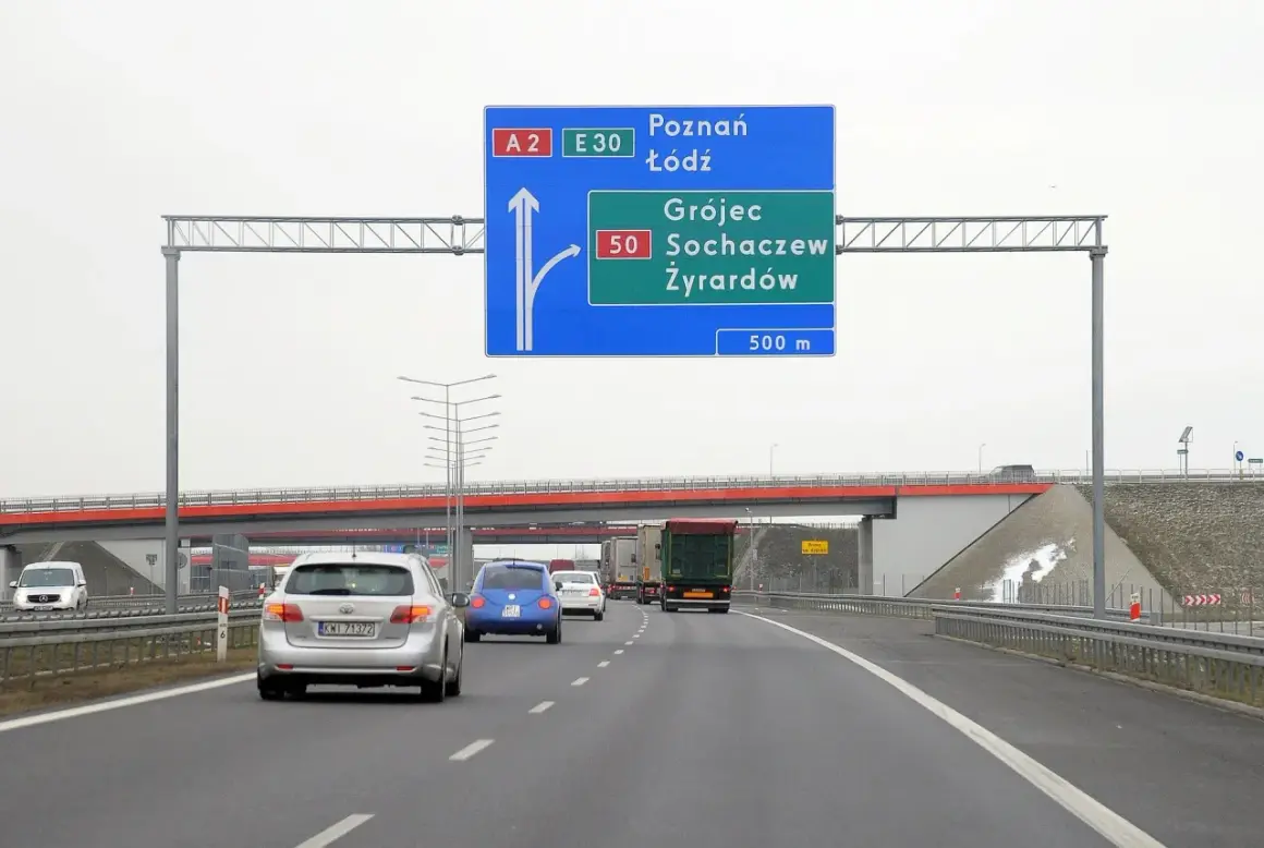 Znak drogowy informuje o minimalnej prędkości na autostradzie A2 i E30. Kierowcy zbliżają się do zjazdu na Grójec, Sochaczew i Żyrardów.