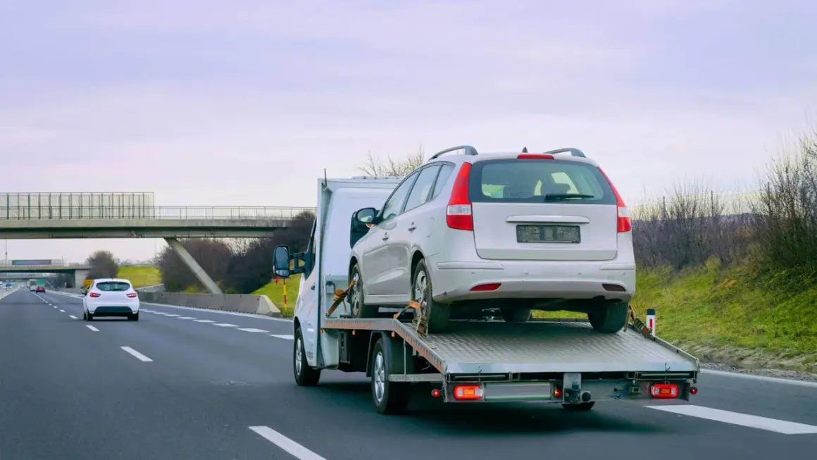 Laweta transportuje samochód po autostradzie. Zastanawiasz się, ile kosztuje laweta?