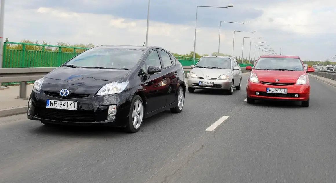 Trzy japońskie auta jadące w kolumnie: czarny, srebrny i czerwony.