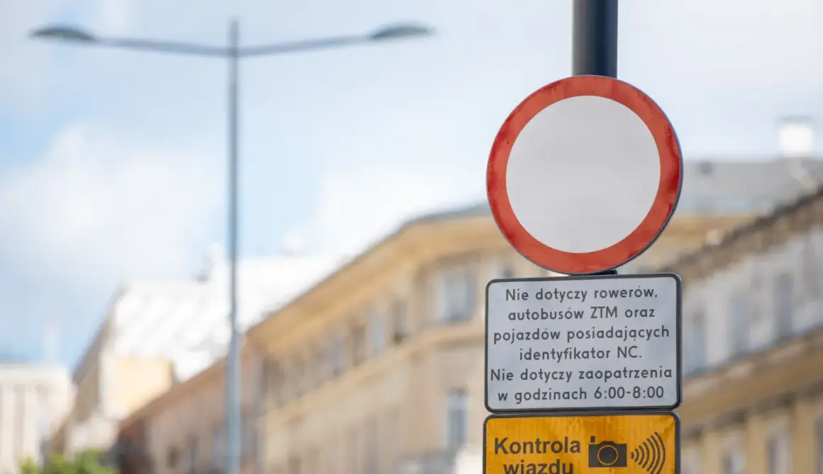 Znak B1 zakaz wjazdu, z wyłączeniem rowerów, autobusów ZTM i pojazdów z identyfikatorem NC. Kontrola wjazdu.