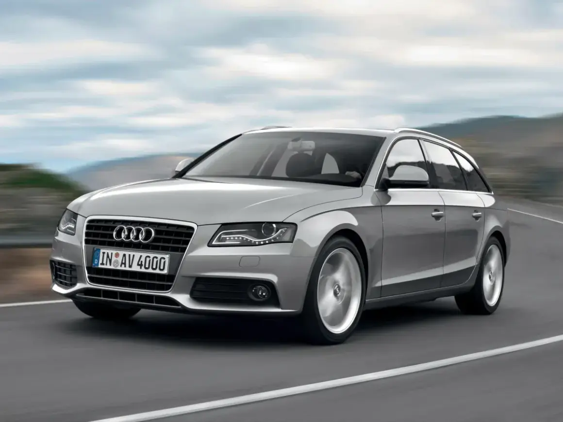 Srebrne Audi A4 B8 Avant w ruchu. Poznaj typowe usterki tego modelu, aby uniknąć niespodzianek.