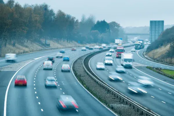 Czy można wyprzedzać prawym pasem na autostradzie? Oto prawda!