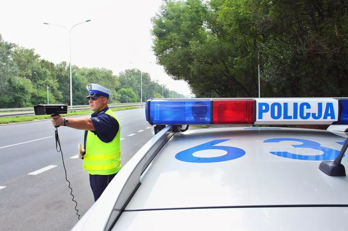 Policjant mierzy prędkość. Uważaj na drogach, bo za przekroczenie limitu możesz dostać sporo punktów karnych.