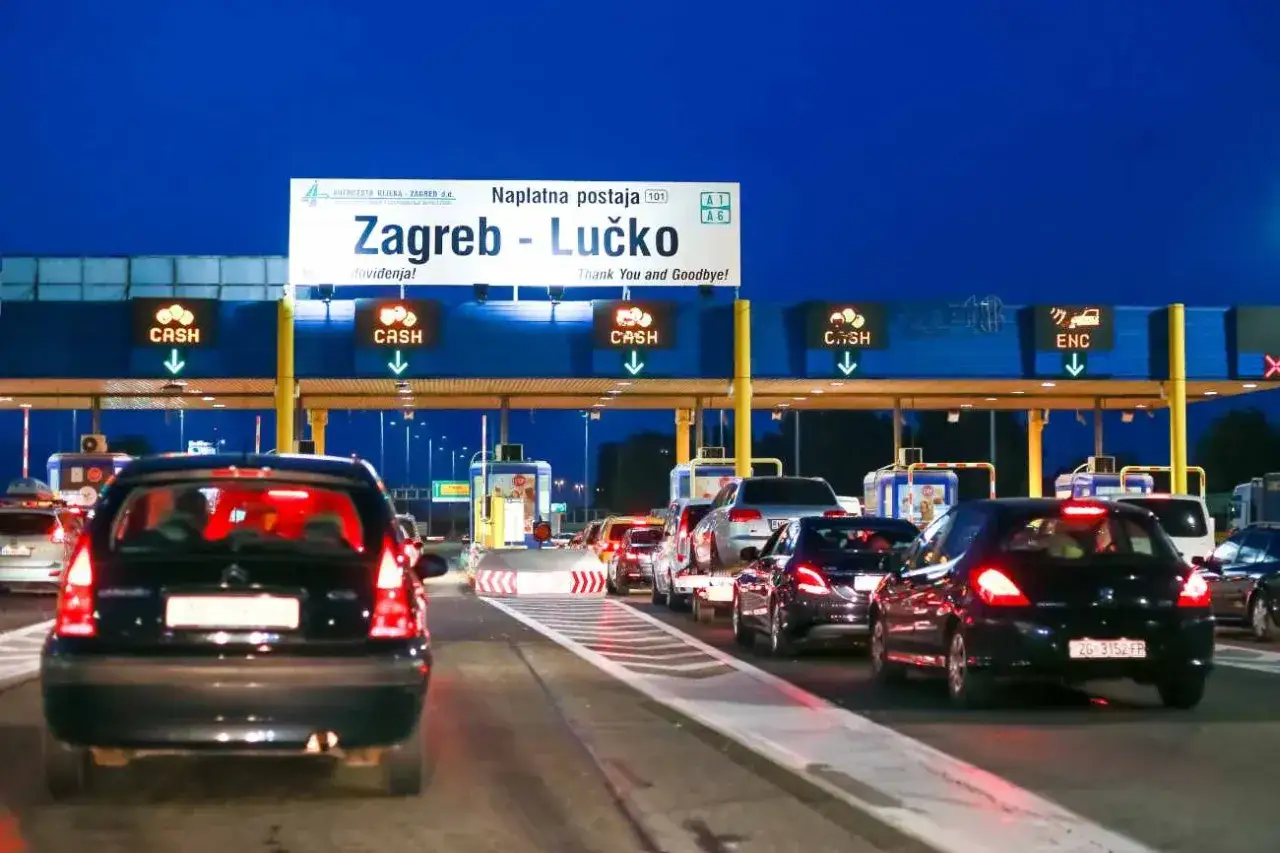 Kolejka samochodów na autostradzie w Chorwacji, przed punktem poboru opłat Zagreb-Lučko. Winiety do Chorwacji można kupić tutaj.