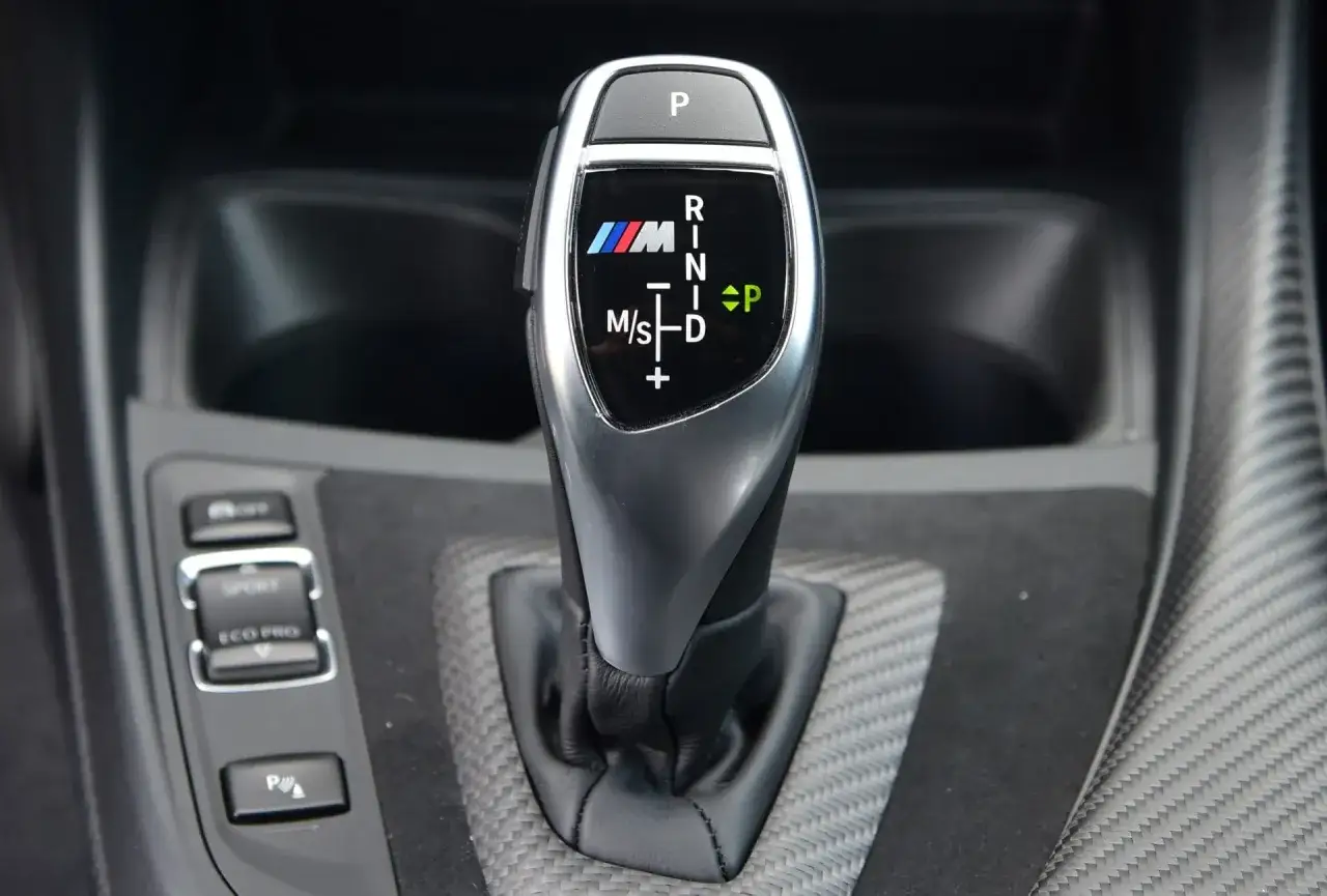 Gałka zmiany biegów BMW M z oznaczeniami automatycznej skrzyni biegów: P, R, N, D, M/S.