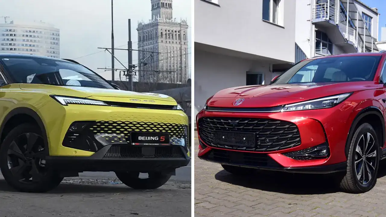 Dwa nowoczesne samochody, żółty BEIJING 5 i czerwony MG, prezentują swoje agresywne grille i światła LED.