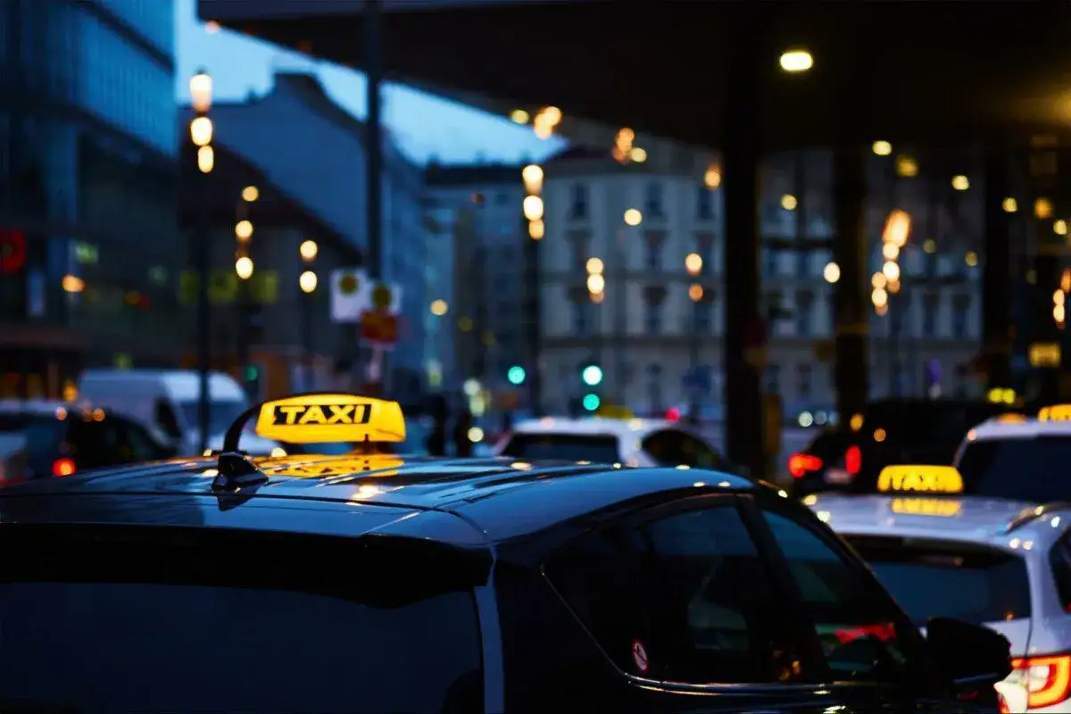 Zdjęcie Jak zamówić taxi w Polsce? Proste sposoby na szybkie zamówienie