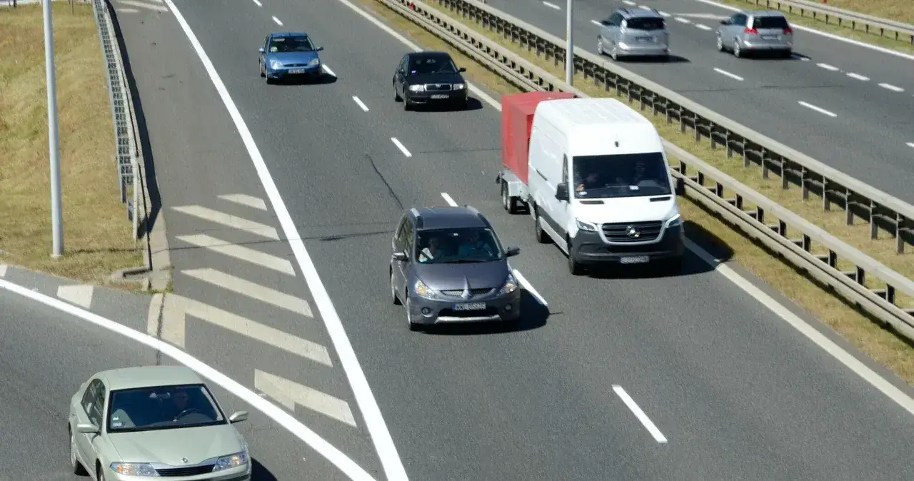 Zdjęcie Czy można wyprzedzać prawym pasem na autostradzie? Oto prawda!