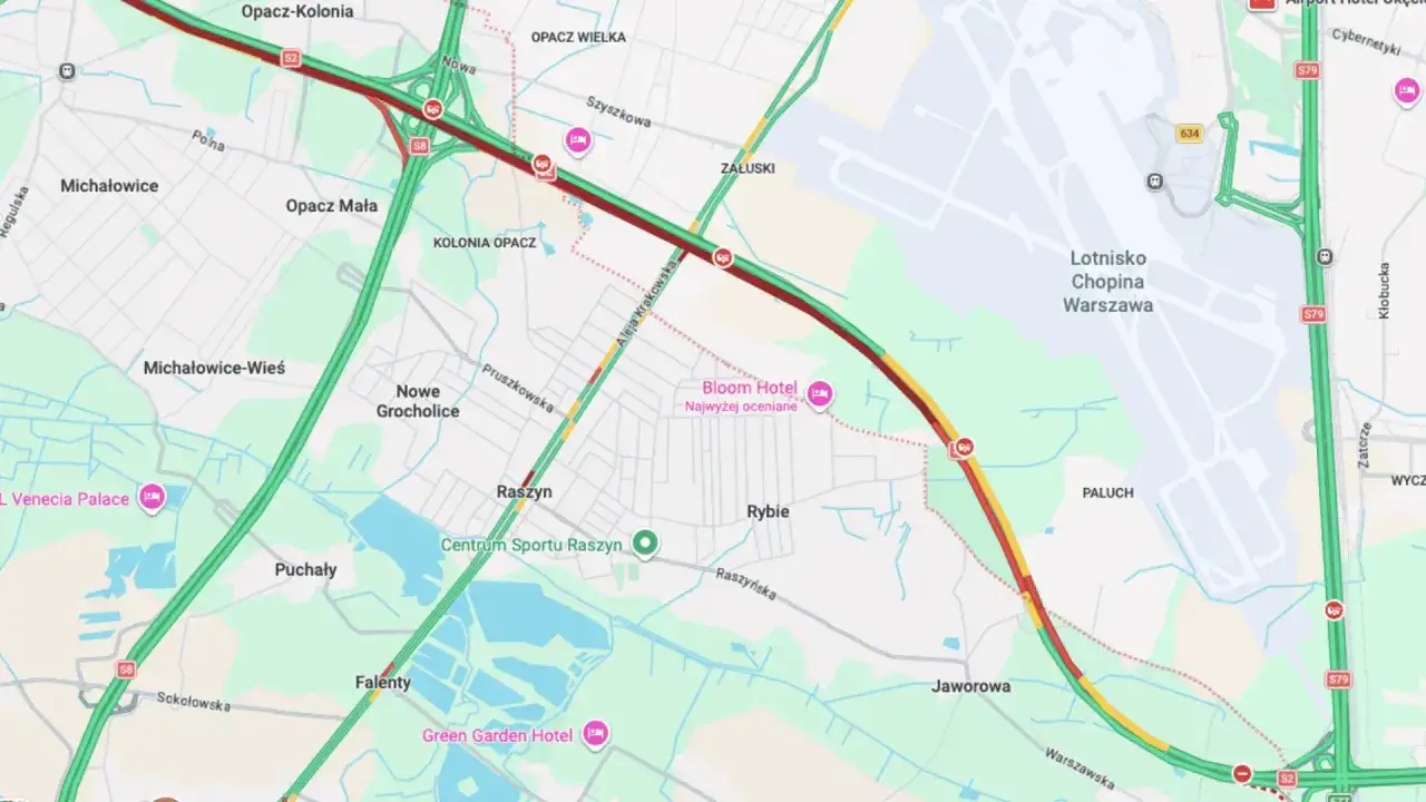 Mapa drogowa z utrudnieniami na trasie Warszawa. Widoczne korki na S2 i S8 w okolicach Lotniska Chopina.