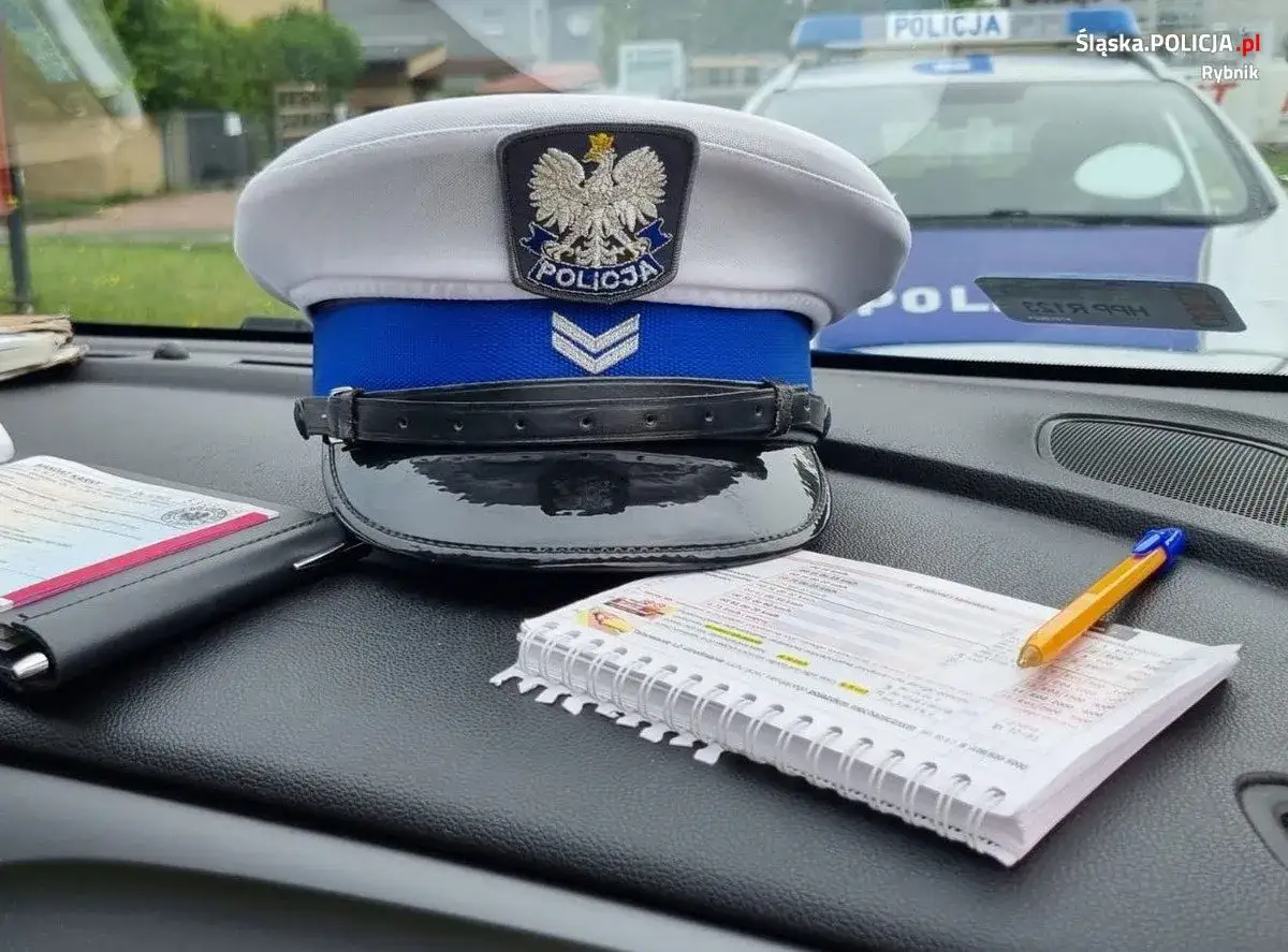 Policyjny czapka, dokumenty i notatnik z długopisem. Czas na zbijanie punktów karnych i dbanie o bezpieczeństwo na drogach.