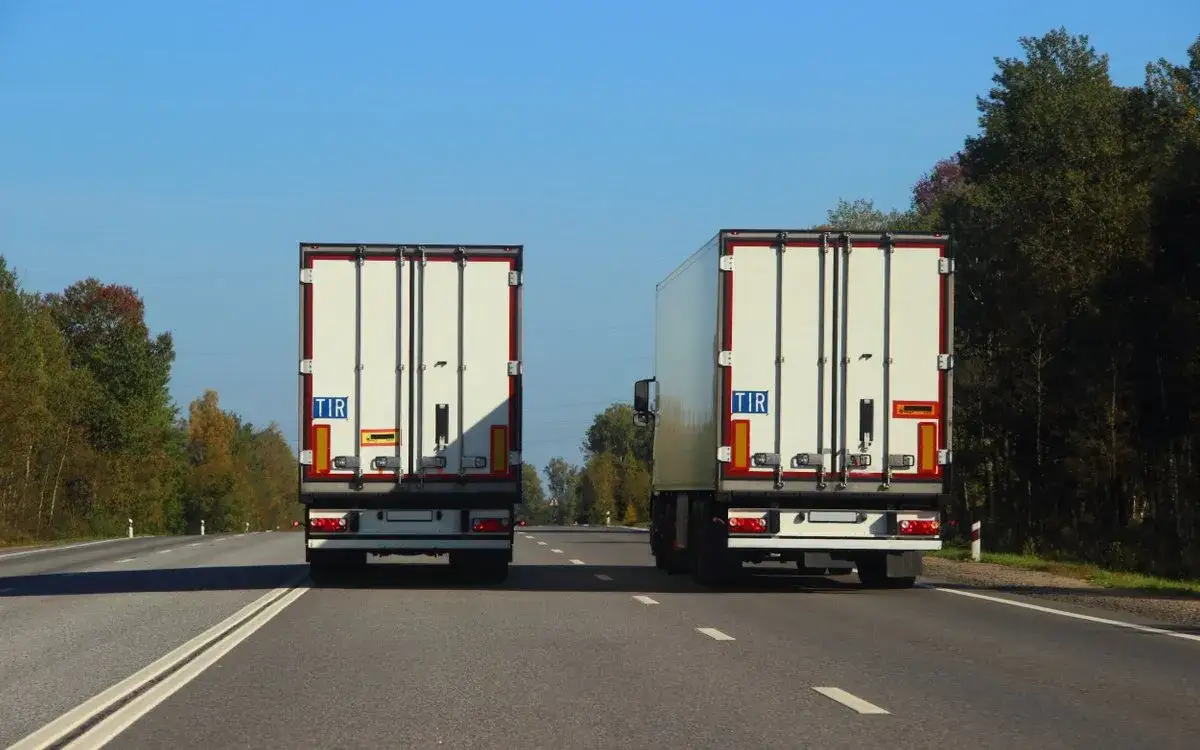 Zdjęcie Wyprzedzanie ciężarówek na autostradzie - kiedy obowiązuje zakaz?