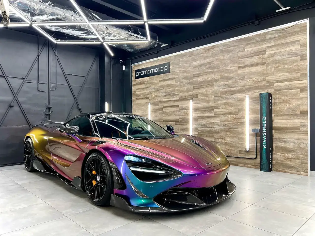 McLaren w folii zmieniającej kolor, od złota po fiolet i zieleń. Zastanawiasz się, ile kosztuje oklejenie auta tak efektowną folią?