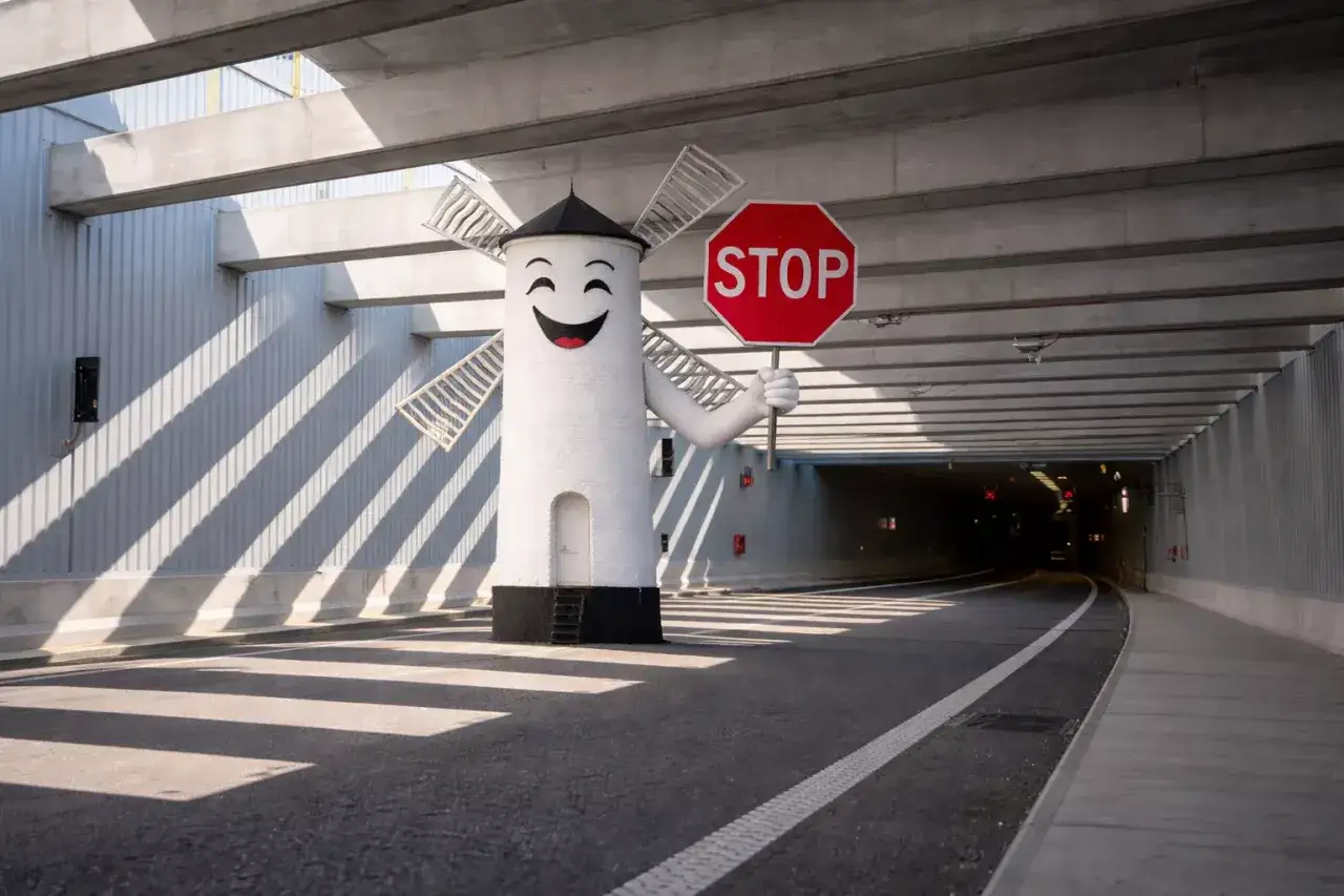 Wesoły wiatrak z tabliczką STOP w tunelu w Świnoujściu.