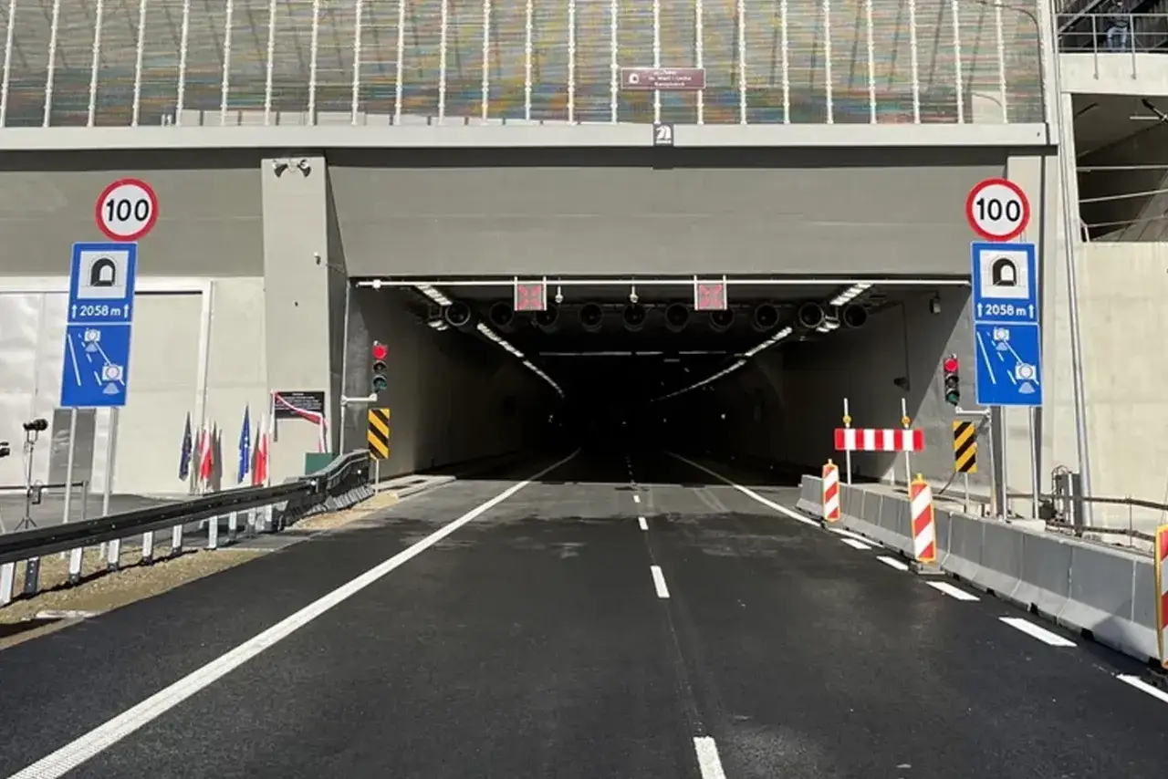 Wjazd do tunelu w budowie, część zakopianki. Znaki informują o ograniczeniu prędkości do 100 km/h i długości 2058 m.