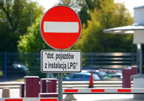 Znak B-2: Zakaz wjazdu - co musisz wiedzieć, by uniknąć kary?