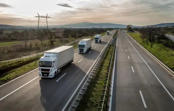 Wyprzedzanie ciężarówek na autostradzie - kiedy obowiązuje zakaz?