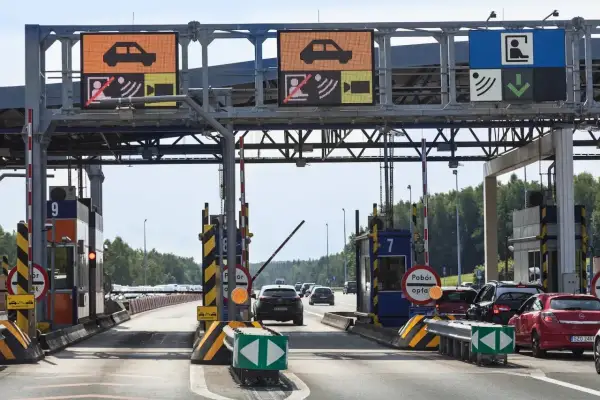 Na bramkach wjazdowych na autostradę A4 widać znaki informujące o poborze opłat.