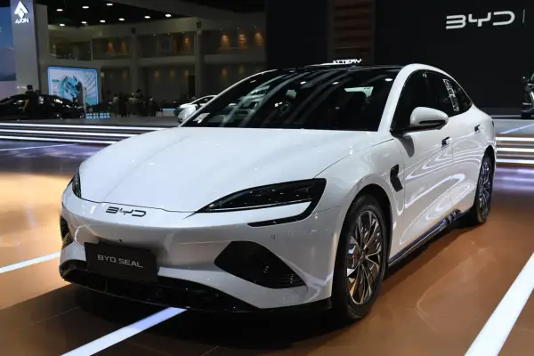 Biały BYD Seal na wystawie. Sprawdź atrakcyjną byd auto cena i najnowsze technologie.