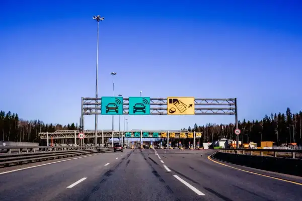 Czy za przejazd autostradą można płacić kartą? Sprawdź najważniejsze informacje