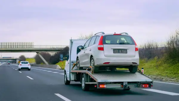 Laweta transportuje samochód po autostradzie. Zastanawiasz się, ile kosztuje laweta?