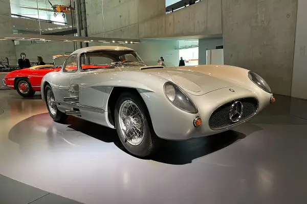 Srebrny Mercedes-Benz 300 SLR Uhlenhaut Coupé, najdroższe auto na świecie, błyszczy w muzeum.