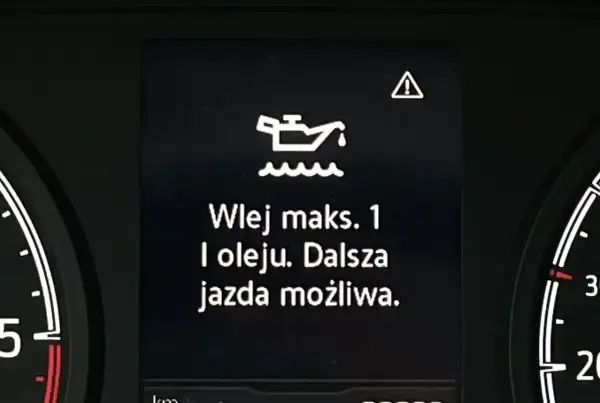 Na desce rozdzielczej świeci się kontrolka oleju. Komunikat informuje: "Wlej maks. 1 l oleju. Dalsza jazda możliwa.