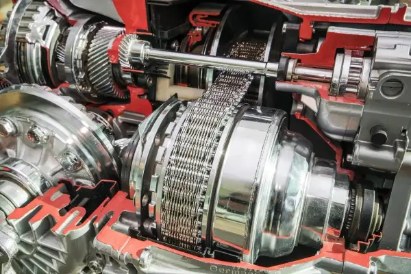 Przekładnia bezstopniowa (CVT) z widocznym łańcuchem i elementami mechanicznymi.