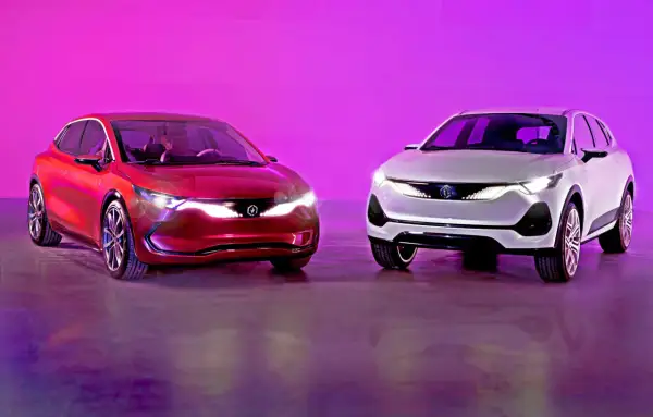 Dwa samochody Izera: czerwony sedan i biały SUV, prezentują nowoczesny design na tle fioletowego tła.