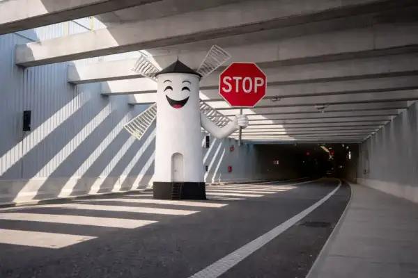 Wesoły wiatrak z uśmiechem i znakiem STOP w tunelu Świnoujście.