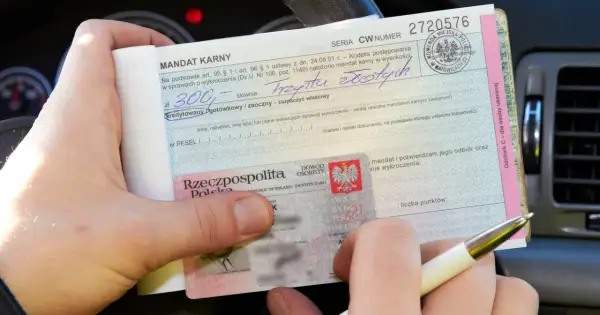 Otrzymujesz mandat karny na 300 zł za wykroczenie. Wypełniasz dokument, pokazując dowód osobisty.