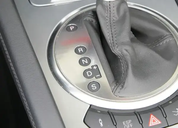 Zbliżenie na panel z oznaczeniami automatycznej skrzyni biegów: P, R, N, D (z możliwością ręcznej zmiany biegów +/–) oraz S (Sport).