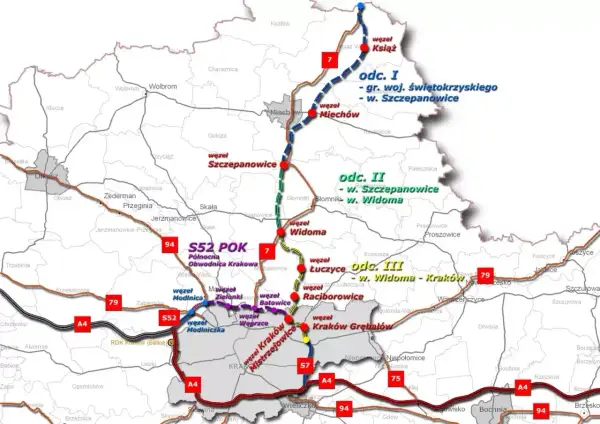 Mapa przedstawia przebieg drogi ekspresowej S7 i S52, z zaznaczonymi odcinkami, węzłami i miastami w okolicach Krakowa.
