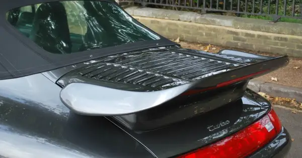 Tylny spojler Porsche Turbo z charakterystycznymi wlotami powietrza i chromowanym napisem "Turbo".