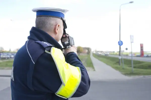 Policjant mierzy prędkość, by zapobiec zbijaniu punktów karnych.
