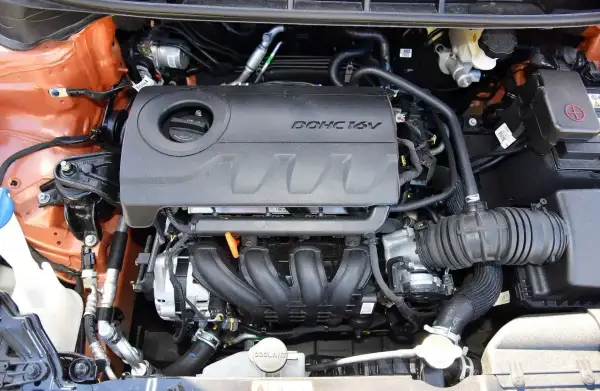 Silnik DOHC 16V 1.6 GDI w samochodzie. Widoczne elementy układu dolotowego i chłodzenia.